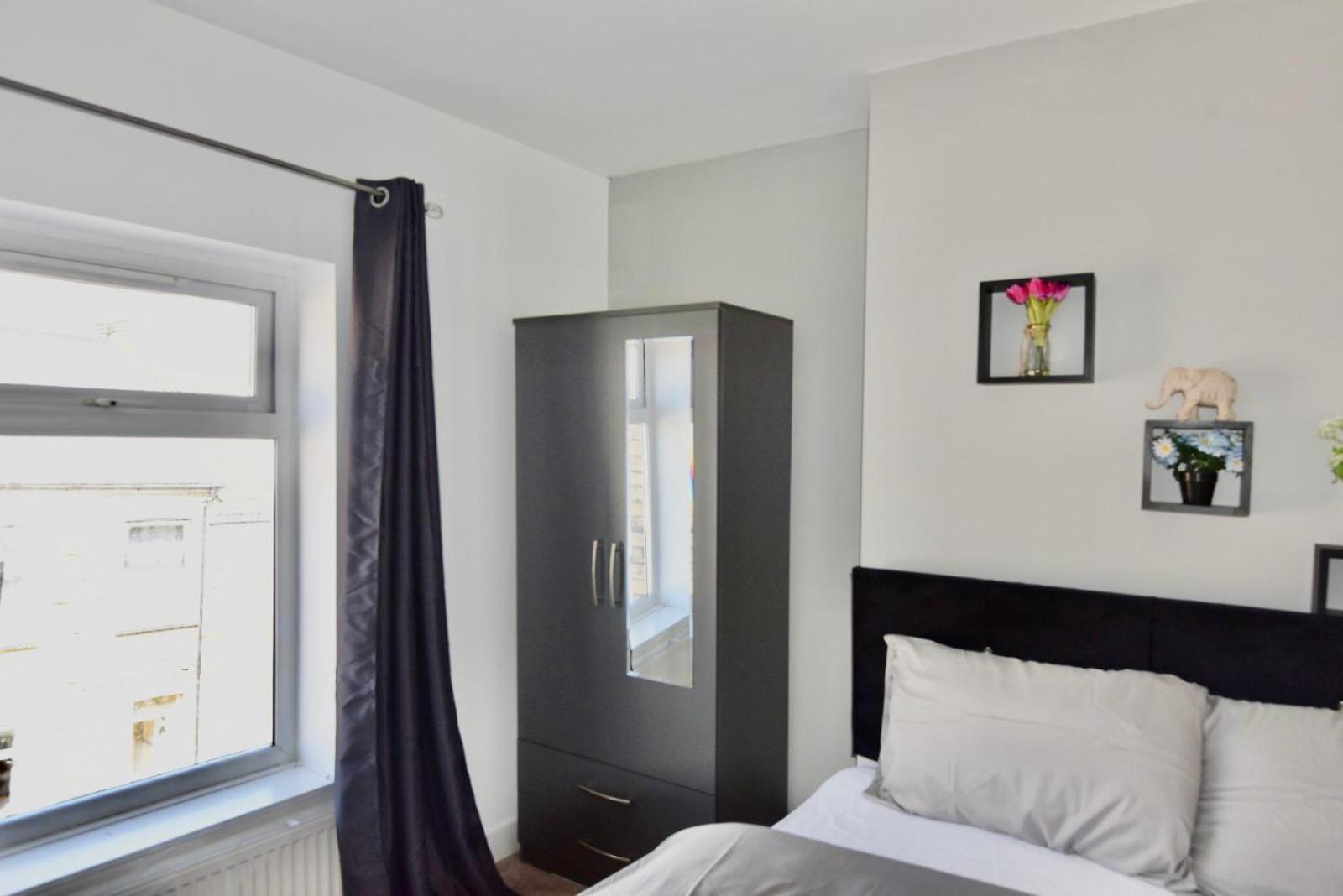 Villa Come On In Lucas Street Newport Train Station Sleep Upto 8 Exterior foto